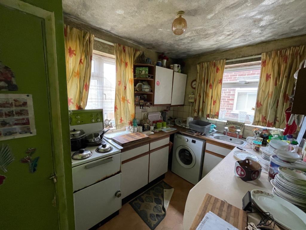 Lot: 144 - TWO-BEDROOM UPPER MAISONETTE FOR IMPROVEMENT WITH GARAGE AND GARDEN - Kitchen